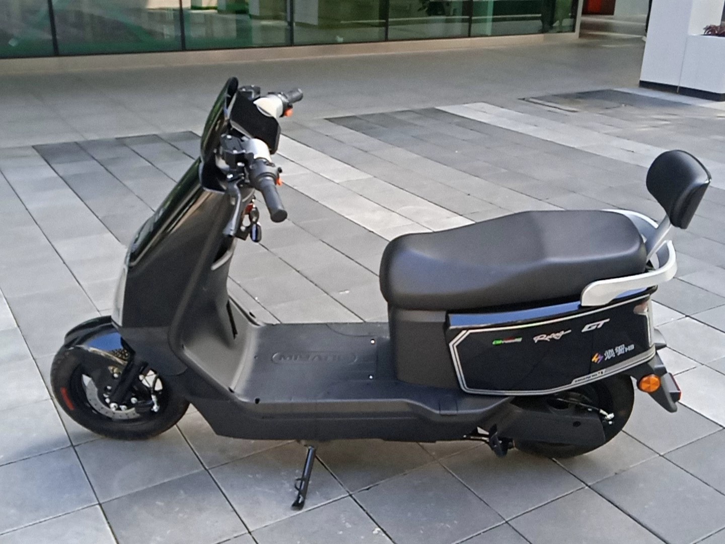 个人闲置，转让全新电动车，有缘分的低价出，成色很新如图，精品车，车况极好，续航五十公里左右，手机一键操作，新国标可上牌，配手机支架，送头盔。 标注的是以旧换新的